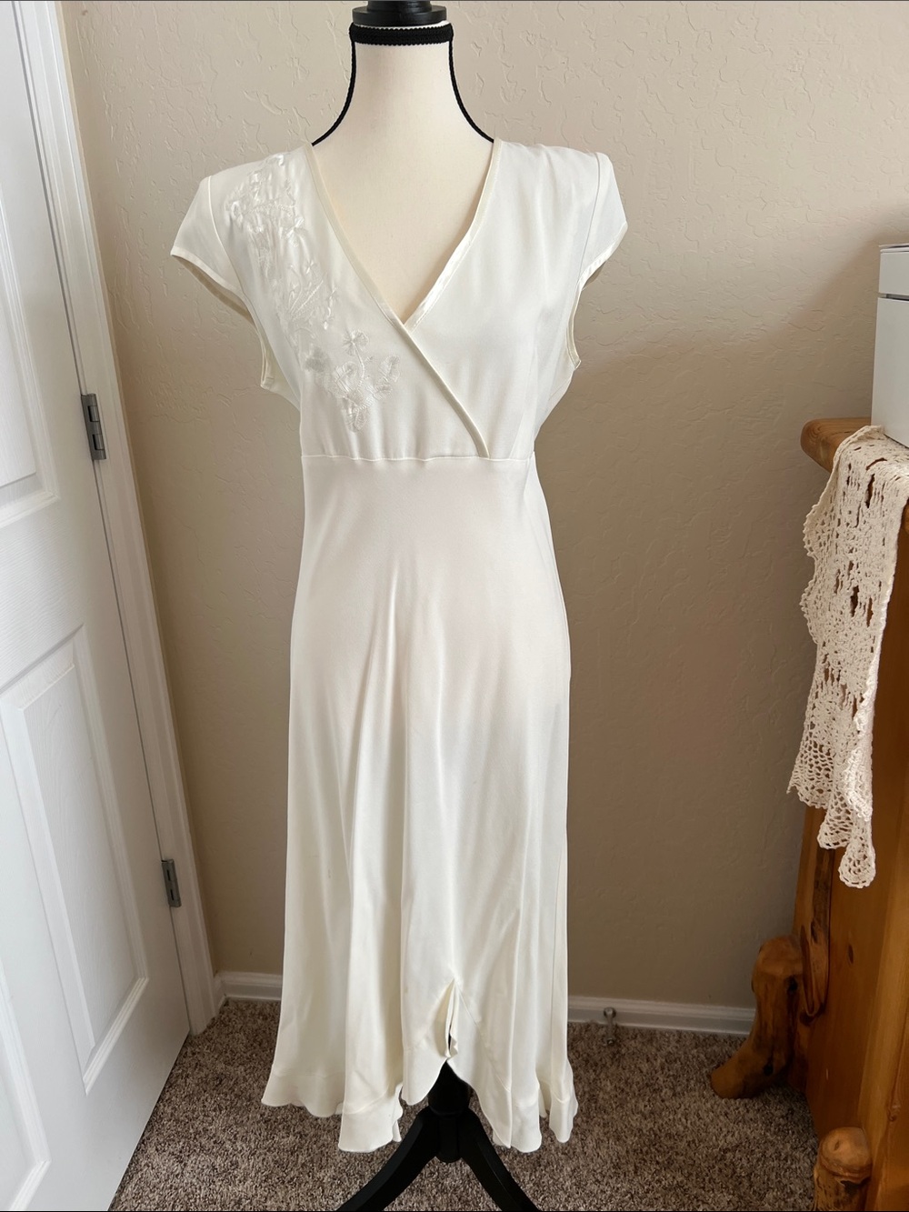 Elegant Cream V-Neck Embroidered Cap-Sleeve Maxi Dress